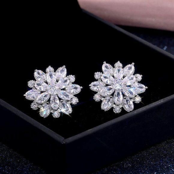 NEW 18K White Gold Marquis Flower Earrings - Picture 4 of 5